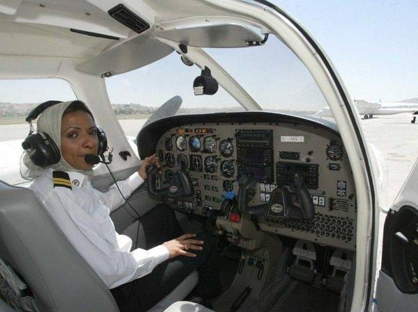 Hindi adalah wanita Saudi pertama yang menerima lisensi pilot