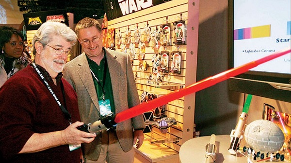 George Lucas Menginspeksi Light Saber